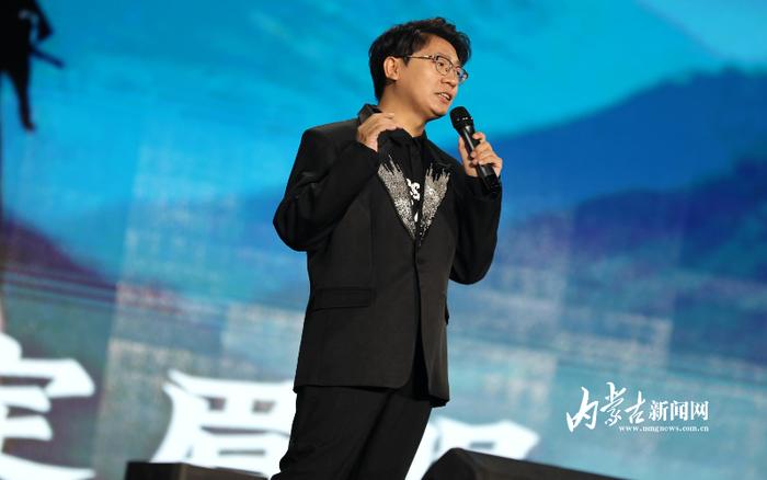 演唱《月亮照山川》