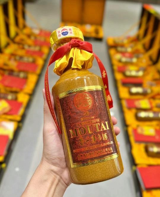 蛇年茅台酒瓶回收成都回收50年茅台酒瓶当天上门现场结
