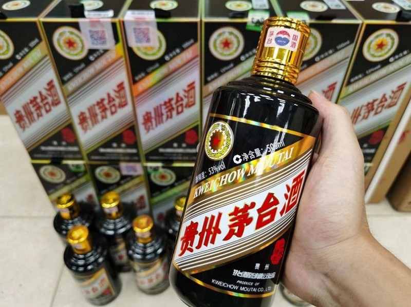 蛇年茅台酒瓶回收成都回收50年茅台酒瓶当天上门现场结