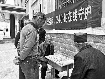 8月10日，在榆中县第三中学安置点，老人们在下象棋。本报记者 尚杰摄/光明图片