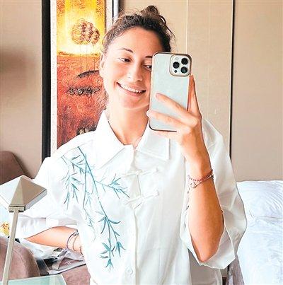 索菲娅试穿带有中国竹叶元素的服饰。